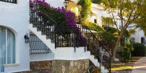 Pintar Fachadas de Casas Unifamiliares / Chalets Das · Pintura para Pintado de Balcones, Barandillas, Terrazas y Exteriores