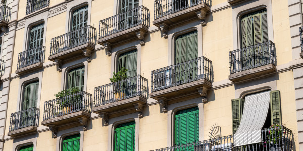 Pintar Fachadas y Patios de Luces de Comunidades Vecinos / Propietarios en Pirineus · Reparación y Preparación de Superficies