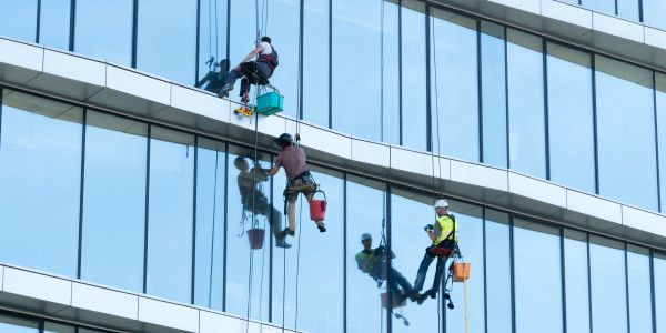 Trabajos Verticales en Fachadas de Edificios / Viviendas en Pirineus · Pintado Económico y Rápido de Fachadas