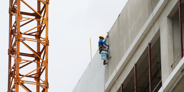 Trabajos Verticales en Fachadas de Edificios / Viviendas en Pirineus · Pintar Edificios de Construcción de Obra Nueva